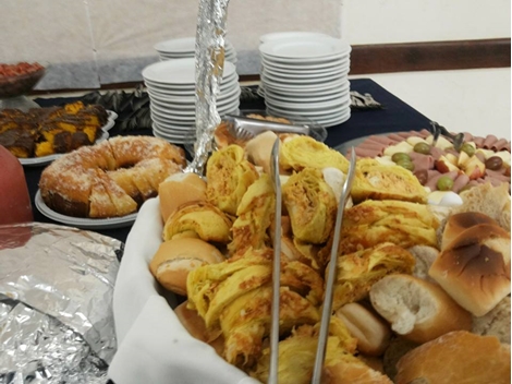 buffet de café da manha no aeroporto