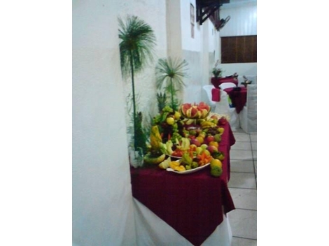 Buffet de churrasco com arranjo de fruas em Moema